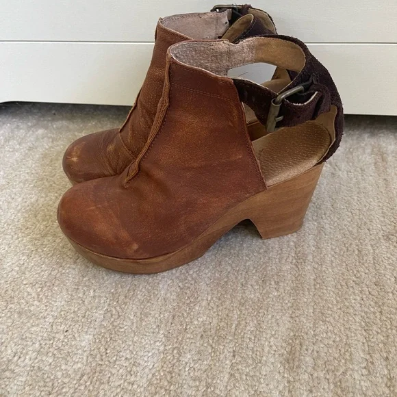 Brown Leather Women's Clogs - Picture 6 of 8
